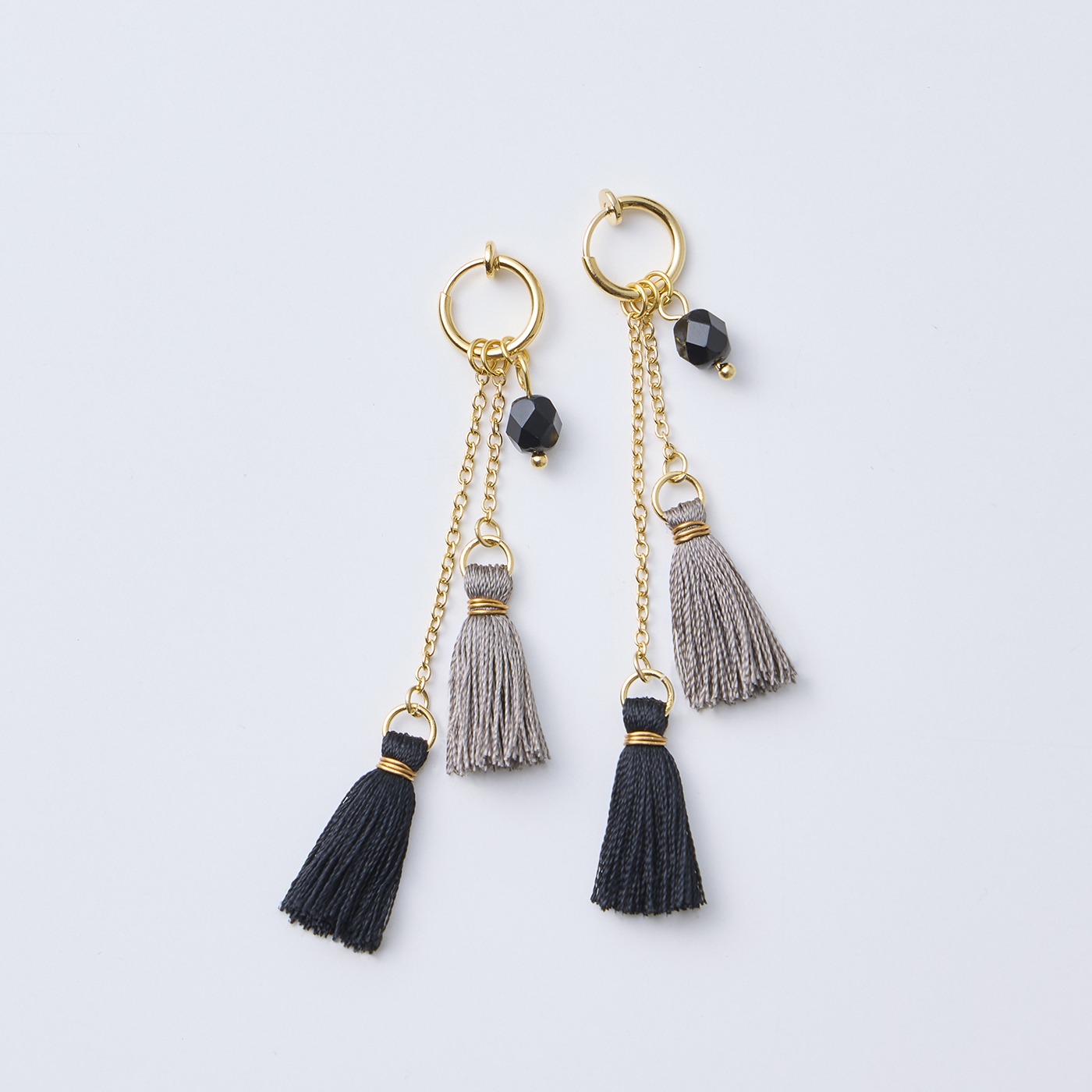 フェリシモギフトショップ|京都西陣の糸で作ったタッセルイヤアクセ〈黒〉